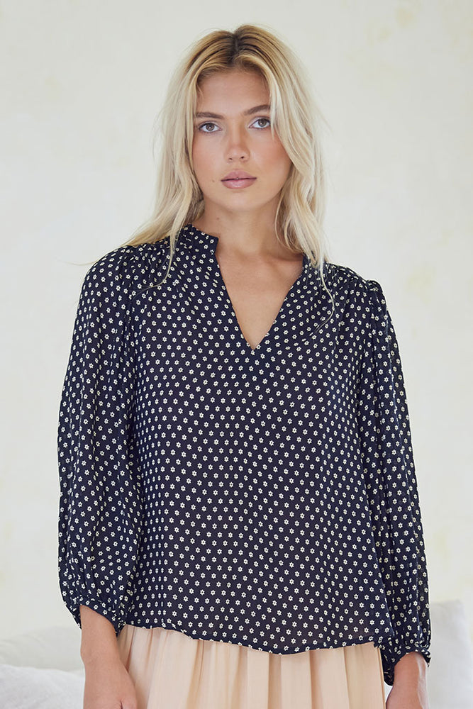 
                      
                        Alexa Blouse / Daisy Black
                      
                    