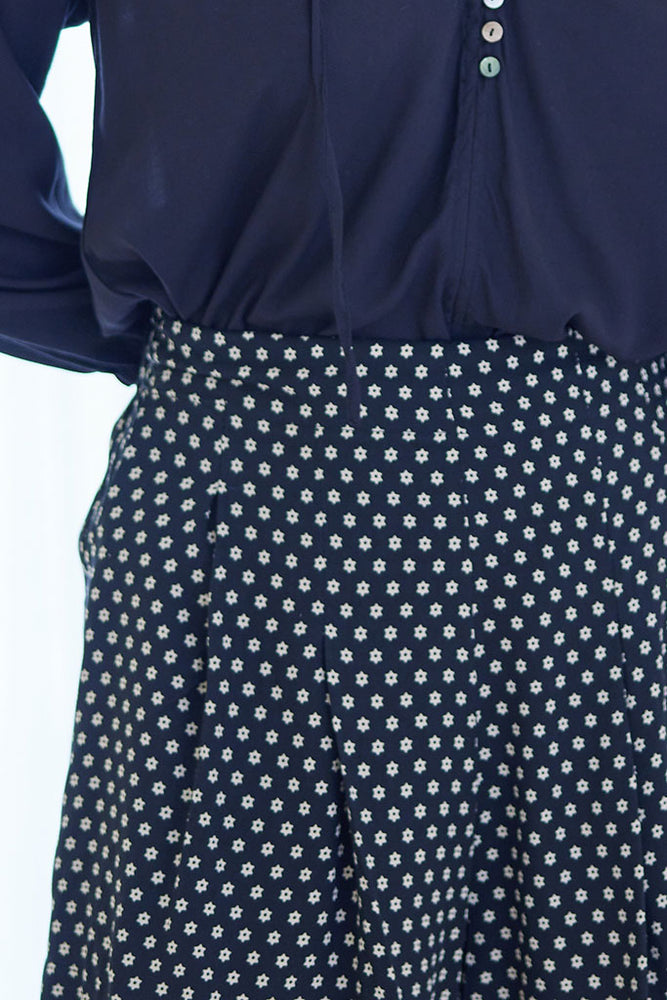 
                      
                        Shona Shorts / Daisy Black
                      
                    